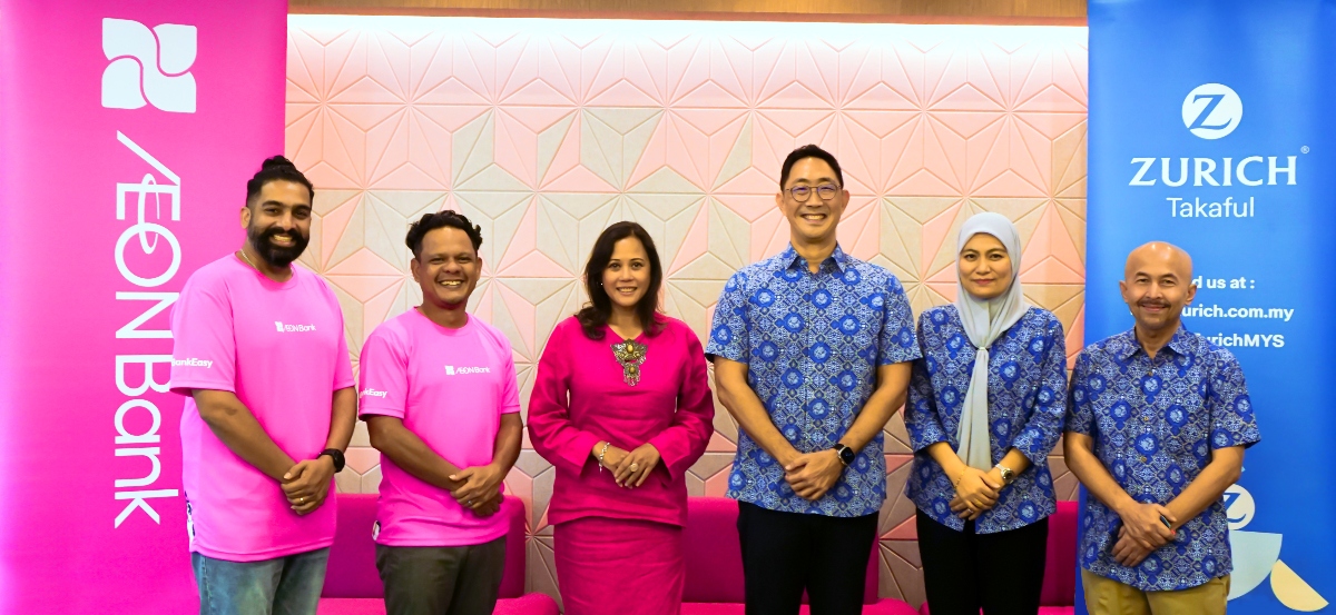 Junior Cho, country CEO/head of Zurich Malaysia (3rd from right) and Raja Teh Maimunah, CEO of Aeon Bank (3rd from left); alongside Shamsul Azman, CEO of Zurich General Takaful Malaysia (1st from right); Nur Fatihah Mustafa, authorised representative of Zurich Takaful Malaysia (2nd from right); Ajith Jayaram, chief strategy officer & head of Personal Banking of AEON Bank (1st from left); and Idham Baharum, treasurer of AEON Bank (2nd from left)